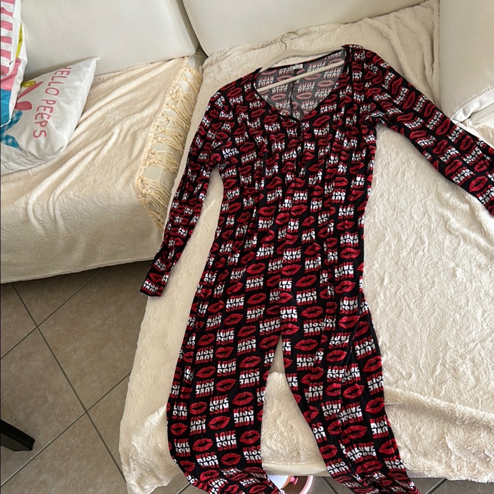 Red, White And Black Kiss Print One Piece Pajamas